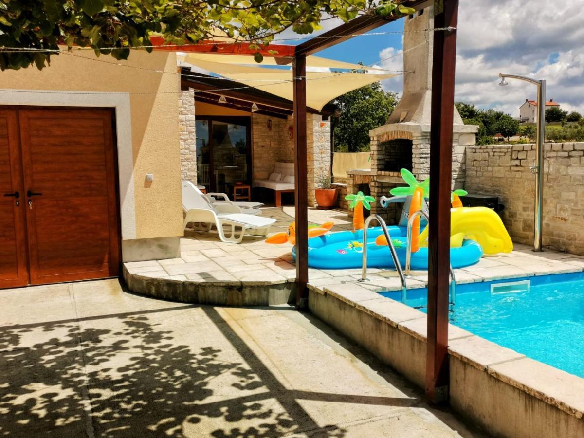 Luxury Apartment Alba With Pool Kanfanar Esterno foto